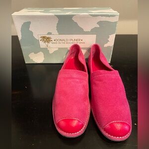 DONALD PLINER FLATS NWT PINK SEUDE 7.5 DISPLAY SHOE